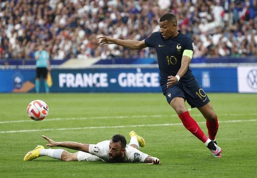 Mbappe nhiều lần làm khổ hàng thủ Hy Lạp