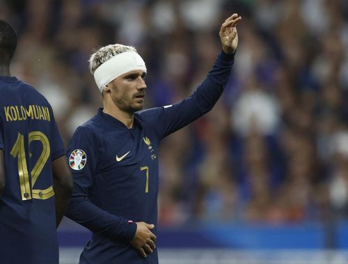 Đầu hiệp 2, Antoine Griezmann bị hậu vệ Konstantinos Mavropanos đá vào đầu trong vòng cấm địa Hy Lạp. Tiền đạo của Atletico bị chảy máu và phải thi đấu với chiếc băng buộc quanh đầu. Trọng tài thổi phạt đền cho Pháp.