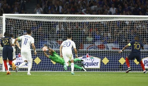 Mbappe đá penalty bị thủ môn Odysseas Vlachodimos cản phá. Tuy nhiên, trọng tài Antonio Mateu Lahoz cho Mbappe thực hiện lại do một cầu thủ Hy Lạp di chuyển trước khi thủ quân ĐT Pháp thực hiện quả đá phạt