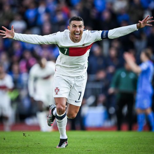 Trong ngày tạo cột mốc lịch sử, Ronaldo tỏa sáng với bàn thắng duy nhất giúp Bồ Đào Nha đánh bại chủ nhà Iceland ở vòng loại EURO. Cú sút cận thành ở phút bù giờ hiệp hai còn giúp CR7 tự phá kỷ lục ghi bàn vĩ đại nhất lịch sử ở cấp tuyển (123 bàn).