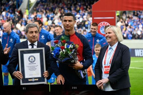Trước trận gặp Iceland, Cristiano Ronaldo được Sách Kỷ lục Guinness xác nhận kỷ lục ra sân nhiều nhất lịch sử ở cấp đội tuyển quốc gia của môn bóng đá với 200 trận cho ĐTQG Bồ Đào Nha. "Kỷ lục này được tạo bởi Ronaldo từ ngày 20/8/2003 đến ngày 29/6/2023", Sách Kỷ lục Guinness cho biết.