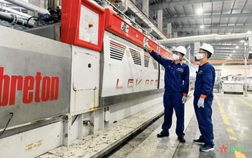 Công nhân vận hành dây chuyền sản xuất tại Tập đoàn Phenikaa. Ảnh: NGUYỄN HÀ