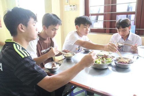 Học sinh Trường PTDT Nội trú THCS và THPT huyện Bắc Hà trong bữa ăn trưa.