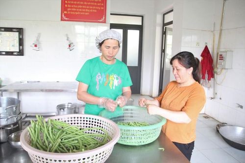 Nhân viên Trường PTDTNT huyện Tân Uyên chuẩn bị thức ăn.