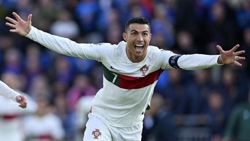 Ronaldo mừng bàn thắng ở phút 89 vào lưới Iceland.