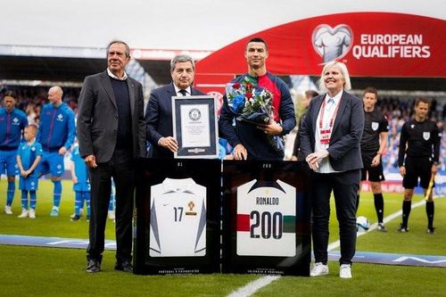 Ronaldo được trao chứng nhận kỷ lục trước trận đấu.