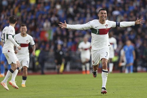 Ronaldo có lễ kỷ niệm đáng nhớ, dù VAR khiến anh chờ 3 phút để được ăn mừng