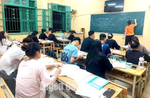 Trường THPT Lâm Bình tổ chức ôn tập cho học sinh lớp 12 vào buổi tối, quyết tâm đạt kết quả cao tại Kỳ thi tốt nghiệp năm 2023.
