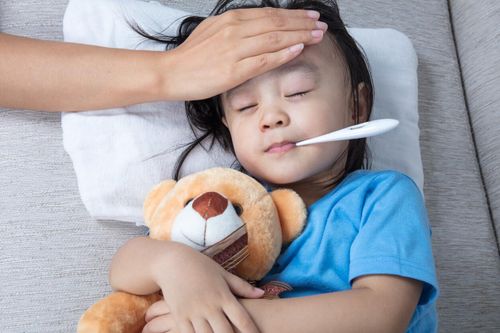 Khi trẻ có hiện tượng co giật khi sốt, cha mẹ cần đưa trẻ đi khám ngay. Ảnh minh họa.