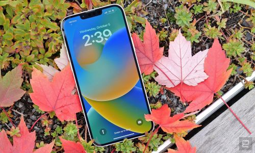 Mặt trước của iPhone 14 Plus. Ảnh: Engadget.