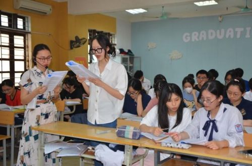 Giáo viên Trường THPT Trần Phú, thành phố Vĩnh Yên hướng dẫn học sinh lớp 12 ôn tập.