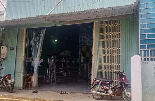 Mặc dù máy móc đang hoạt động nhưng chủ cơ sở Vũ Nguyệt vẫn không kéo tấm ni lông chắn bụi phía trước. Ảnh: Sang Phương