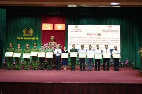 Ông Phan Quý Phương trao bằng khen của Chủ tịch UBND tỉnh cho các tập thể có thành tích xuất sắc.