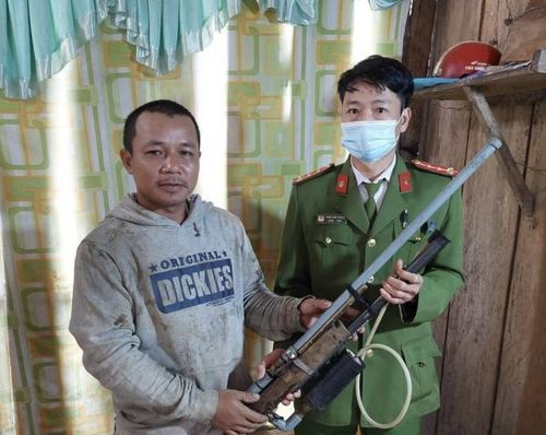 Người dân xã biên giới Hương Nguyên (huyện A Lưới, Thừa Thiên-Huế) tự giác giao nộp súng tự chế sau khi được già làng vận động.