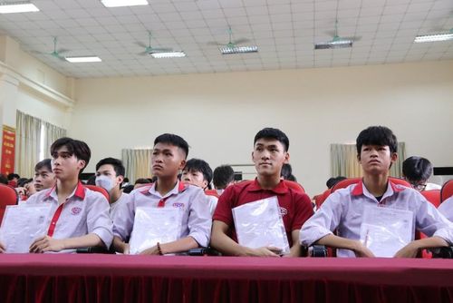 Học sinh khối 12 Trường Cao đẳng Công nghệ cao Hà Nội nghe phổ biến, căn dặn của thầy cô nhà trường. 