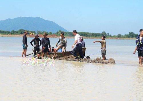 Nhóm thợ lặn đưa thi thể một cháu bé lên bờ. Ảnh: Q.H