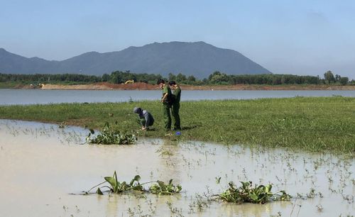 Cơ quan chức năng khám nghiệm hiện trường, điều tra nguyên nhân vụ việc. Ảnh: Q.H