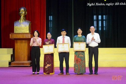 Phó Giám đốc Sở GD&amp;ĐT Nguyễn Thị Nhung Quyên, Bí thư Huyện ủy Nghi Xuân Phan Tấn Linh trao giấy khen của UBND huyện Nghi Xuân cho 3 tập thể có thành tích cao trong trong công tác bồi dưỡng học sinh giỏi năm học 2022-2023.