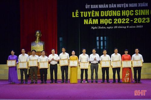 ...và 12 giáo viên có thành tích xuất sắc trong trong công tác bồi dưỡng học sinh giỏi năm học 2022-2023.