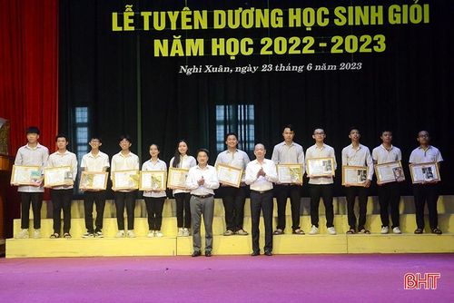 Lãnh đạo huyện Nghi Xuân trao giấy khen cho học sinh đạt giải quốc gia...