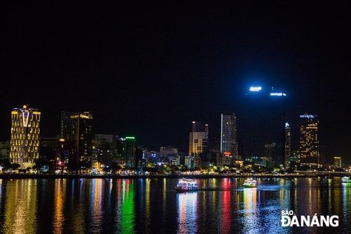 Các tòa nhà cao ốc như M Landmark, Novotel... giảm bớt điện chiếu sáng từ 20 giờ hằng ngày và tắt hoàn toàn sau 22 giờ để tiết kiệm điện.