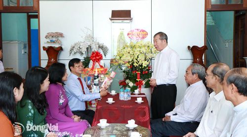 Linh mục Trần Xuân Thảo, Chủ tịch Ủy ban Đoàn kết Công giáo Việt Nam tỉnh thông tin đến Chủ tịch UBND tỉnh Cao Tiến Dũng cùng các thành viên tham gia đoàn của tỉnh về hoạt động của Ủy ban Đoàn kết Công giáo Việt Nam tỉnh trong dịp đoàn đến chúc Tết 2023. Ảnh: SÔNG THAO