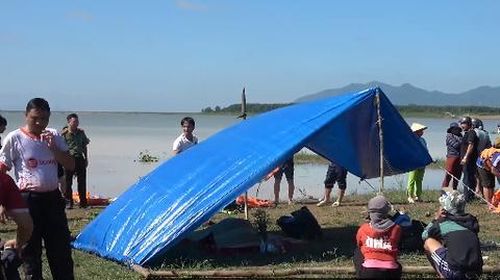 Thi thể các nạn nhân được tìm thấy và đưa vào lán tạm