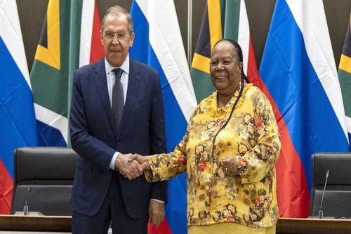 Bộ trưởng Ngoại giao Nam Phi Naledi Pandor chào đón Bộ trưởng Ngoại giao Nga Sergei Lavrov