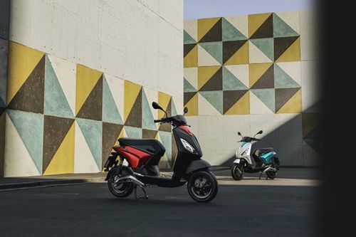 Bên cạnh đó, cụm đồng hồ kỹ thuật số toàn phần hiển thị màu cũng giúp người sử dụng có thể quan sát các thông số máy một cách dễ dàng hơn. Xe cũng sử dụng chìa khóa thông minh smartkey hiện đại.