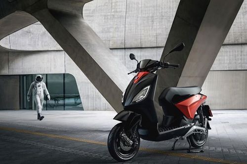 Piaggio 1 2023 được tích hợp giảm xóc trước ống lồng, trong khi phía sau là giảm xóc lò xo đôi tạo sự ổn định trong vận hành. Xe cũng được trang bị phanh đĩa cho cả bánh trước và bánh sau tạo sự an toàn cho người sử dụng trong quá trình vận hành.