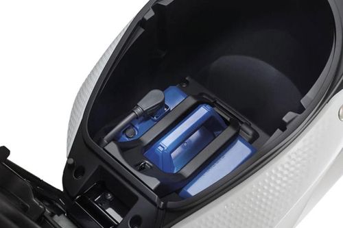 Piaggio One 2023 cũng được trang bị gồm cốp chứa đồ khá rộng rãi phía dưới yên giúp người sử dụng có thể chứa vừa mũ bảo hiểm cả đầu thuận tiện - đây cũng là mẫu xe tay ga điện duy nhất trong phân khúc có cốp rộng dưới yên.