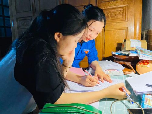  Bất kể ngày hay đêm thì các đoàn viên cũng nhiệt tình cùng các học sinh ôn tập để chuẩn bị cho kỳ thi quan trọng sau 12 năm đèn sách. 