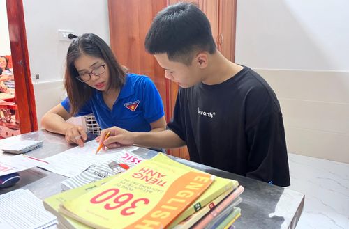  Các cơ sở đoàn xã, thị trấn thành lập các đội hình giảng viên, giáo viên trẻ, sinh viên có thành tích học tập tốt tại các địa phương để hỗ trợ ôn tập kiến thức, giải đáp các thắc mắc, bài tập khó cho học sinh lớp 12 trên địa bàn. 
