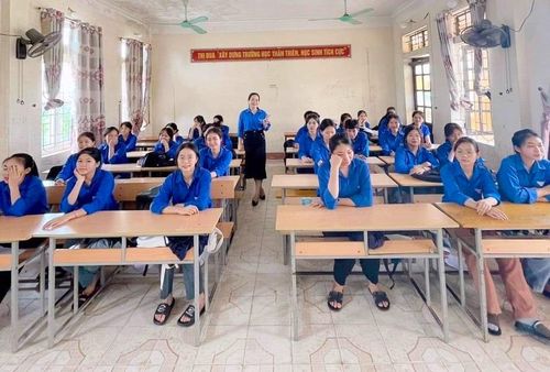  Tại huyện Quỳnh Lưu, các đoàn viên thanh niên đã tổ chức một lớp học "Mô hình gia sư xanh" để hỗ trợ dạy thêm cho các em học sinh lớp 12 tại trường THPT Nguyễn Đức Mậu. 