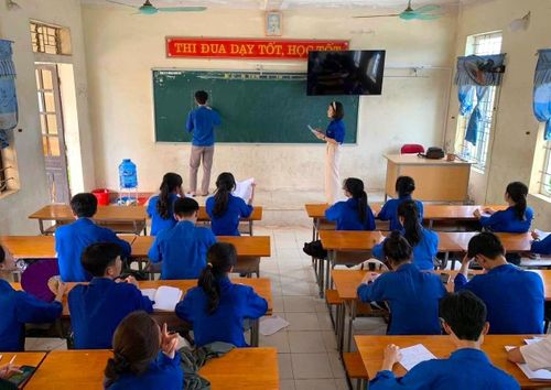  Anh Đặng Ngọc Minh - Bí thư Huyện đoàn Quỳnh Lưu cho biết: "Mô hình gia sư xanh sẽ hỗ trợ các em học sinh một tuần 3 buổi học thêm. Ngoài ra, các đoàn cơ sở ở huyện Quỳnh Lưu cũng tổ chức gia sư tận nhà cho các em học sinh có nhu cầu ôn tập để chuẩn bị kiến thức tốt nhất cho kỳ thi tốt nghiệp THPT". 