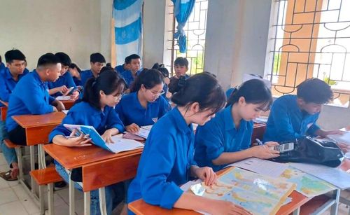 Các em học sinh được các đoàn viên, giáo viên tận tình chỉ bảo, giải đáp những bài học khó. 