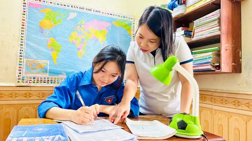  Với mong muốn các em học sinh sẽ có kết quả thi thật tốt trong kỳ thi tốt nghiệp THPT Quốc gia sắp tới, tuổi trẻ Thanh Chương đã phát huy tinh thần nhiệt huyết, năng động, sáng tạo tích cực triển khai mô hình “Mỗi giáo viên trẻ, mỗi sinh viên hỗ trợ 1 thí sinh ôn thi tốt nghiệp THPT Quốc gia”. 