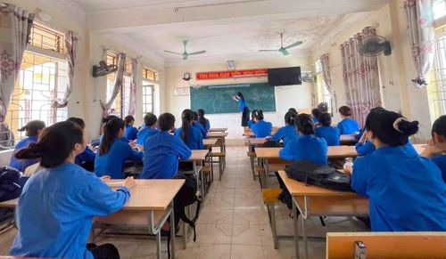  Các em học sinh sẽ được các đoàn viên là sinh viên có thành tích học tập tốt, các giáo viên dạy giỏi về bổ trợ, ôn tập các kiến thức cho các em chuẩn bị bước vào kỳ thi THPT Quốc gia 2023. 