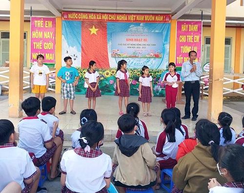 Học sinh Trường Tiểu học thị trấn Mỹ Thọ 1, huyện Cao Lãnh tham gia sinh hoạt hè