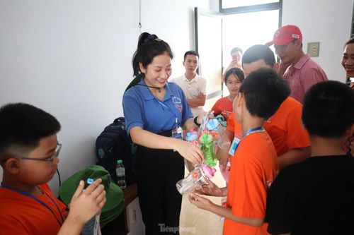 Tặng quà cho các em tham gia trại hè