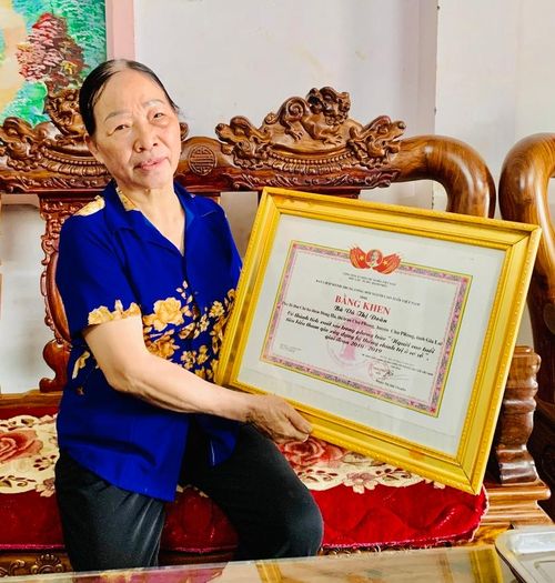 Dù đã ngoài 70 tuổi nhưng bà bà Vũ Thị Đoàn (34 Nguyễn Trãi, thị trấn Chư Prông) vẫn được bà con tín nhiệm bầu giữ nhiều chức vụ ở địa phương. Ảnh: Nhật Hào