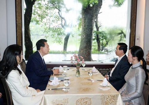 Chủ tịch nước Võ Văn Thưởng và Phu nhân cùng Tổng thống Hàn Quốc Yoon Suk Yeol và Phu nhân thưởng thức ẩm thực Việt và xem ảnh về chuyến thăm cấp Nhà nước tới Việt Nam của Tổng thống Hàn Quốc