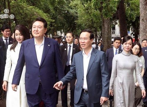 Chủ tịch nước Võ Văn Thưởng và Phu nhân cùng Tổng thống Hàn Quốc Yoon Suk Yeol và Phu nhân tham quan danh thắng và chụp ảnh lưu niệm bên hồ Hoàn Kiếm