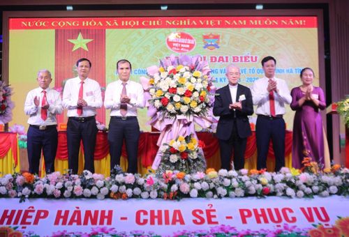Linh mục Trần Xuân Mạnh tặng hoa chúc mừng đại hội.