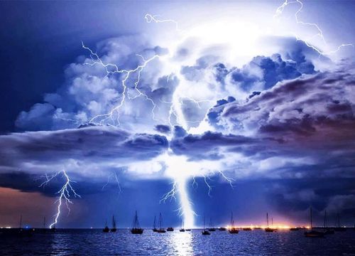 Tùy vào độ ẩm của không khí trong các đêm khác nhau, những tia sét ở hồ Maracaibo có màu sắc khác nhau. Khi độ ẩm cao, tia sét có màu đỏ, hồng, cam và tím, trong khi độ ẩm thấp thì tia sét có màu trắng. Vào ban đêm, người dân có thể nhìn thấy những tia sét nhiều màu sắc khác nhau.