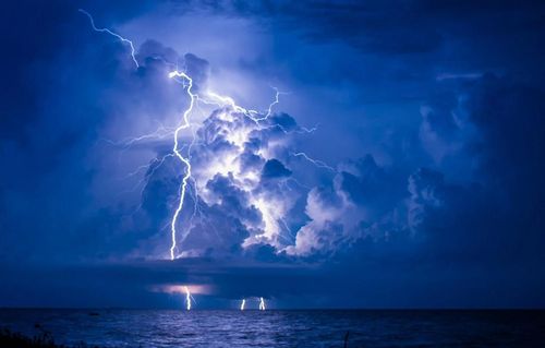 Do đó, ngày càng nhiều khách du lịch tò mò đã đến hồ Maracaibo để chiêm ngưỡng "màn trình diễn" âm thanh và ánh sáng độc đáo của hiện tượng này. Các nhà khoa học đã tiết lộ rằng thời điểm tốt nhất để ngắm nhìn những tia sét đặc biệt này là từ tháng 9 đến 11 hàng năm.