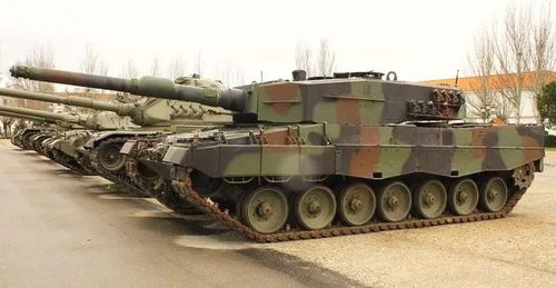 Ngoài RHA, giáp tháp pháo xe tăng Leopard 2A4 còn được tích hợp vật liệu composite, chúng được tạo thành từ sự kết hợp của nhiều vật liệu khác nhau, chẳng hạn như gốm sứ, kim loại và nhựa.