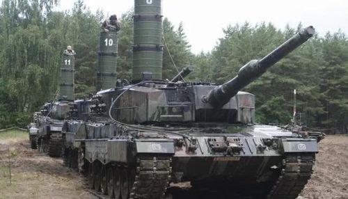Giáp tháp pháo xe tăng Leopard 2A4 cũng bao gồm một lớp lót kevlar. Đây là một loại vật liệu được thiết kế để ngăn chặn "sự phân mảnh" của vỏ giáp trong trường hợp bị xuyên thủng.