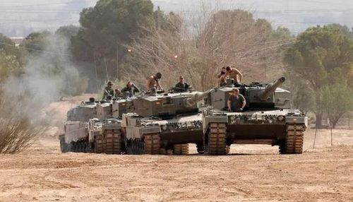 Thành phần chính xác của vật liệu composite sử dụng trong Leopard 2A4 đã được phân loại, chúng được biết là cung cấp khả năng bảo vệ tốt nhất trước đạn xuyên lõm và nhiều mối đe dọa khác.