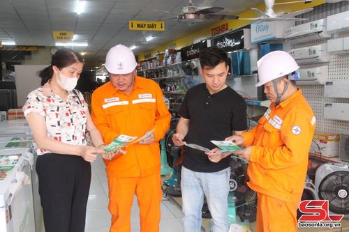 Công nhân Điện lực khu vực Phù Yên - Bắc Yên tuyên truyền nhân dân sử dụng điện tiết kiệm. Ảnh: Ngọc Diệp (CTV)